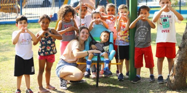 Playground inclusivo anima brincadeiras em escola na zona sul