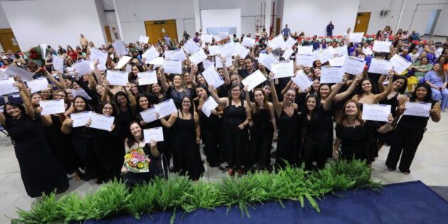 Mais 100 novos professores celebram formatura na EFE
