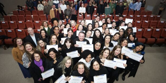 Professores celebram formatura na Escola de Formação